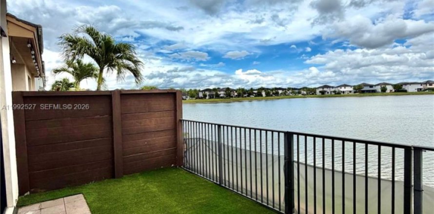 Townhouse in Miami Lakes, Florida 3 bedrooms, 190.45 sq.m. № 2058599