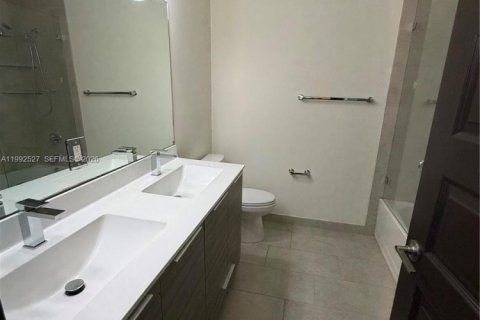 Townhouse in Miami Lakes, Florida 3 bedrooms, 190.45 sq.m. № 2058599 - photo 15