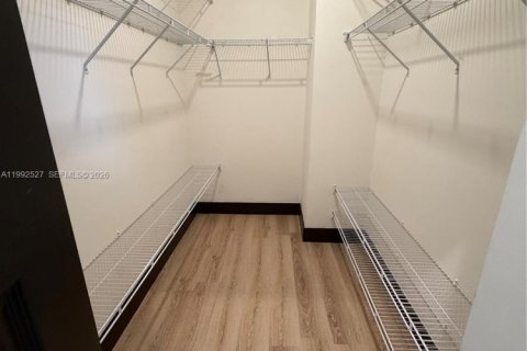 Townhouse in Miami Lakes, Florida 3 bedrooms, 190.45 sq.m. № 2058599 - photo 11