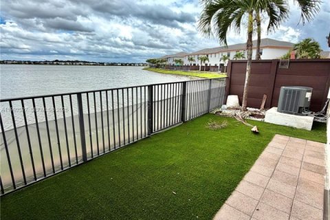 Townhouse in Miami Lakes, Florida 3 bedrooms, 190.45 sq.m. № 2058599 - photo 21