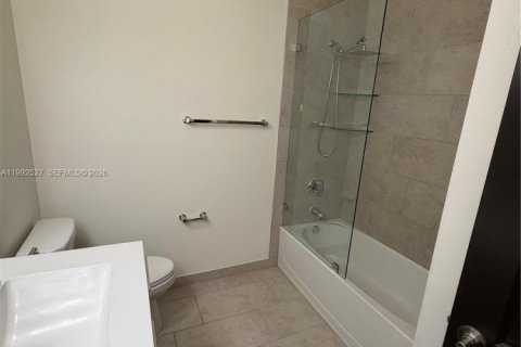 Townhouse in Miami Lakes, Florida 3 bedrooms, 190.45 sq.m. № 2058599 - photo 16