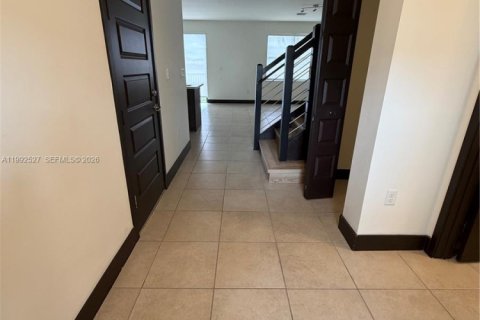 Townhouse in Miami Lakes, Florida 3 bedrooms, 190.45 sq.m. № 2058599 - photo 3