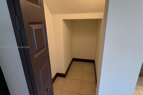 Townhouse in Miami Lakes, Florida 3 bedrooms, 190.45 sq.m. № 2058599 - photo 4