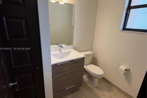 Townhouse in Miami Lakes, Florida 3 bedrooms, 190.45 sq.m. № 2058599 - photo 5