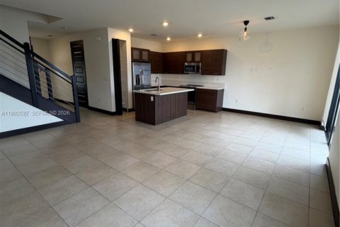 Townhouse in Miami Lakes, Florida 3 bedrooms, 190.45 sq.m. № 2058599 - photo 9