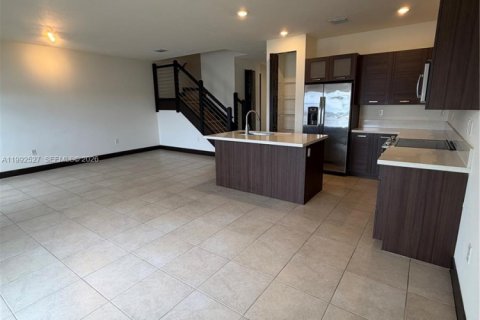 Townhouse in Miami Lakes, Florida 3 bedrooms, 190.45 sq.m. № 2058599 - photo 7