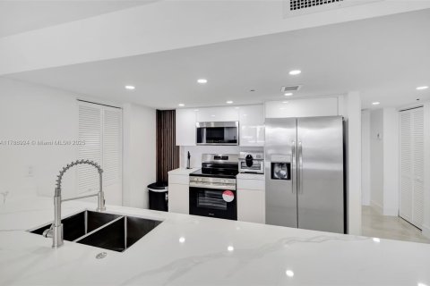 Condominio en alquiler en Miami, Florida, 3 dormitorios, 169.73 m2 № 1937657 - foto 10