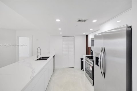Condominio en alquiler en Miami, Florida, 3 dormitorios, 169.73 m2 № 1937657 - foto 8