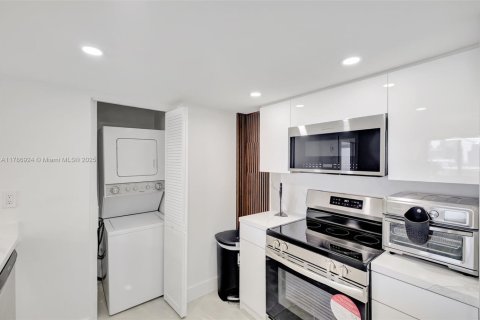 Condominio en alquiler en Miami, Florida, 3 dormitorios, 169.73 m2 № 1937657 - foto 11