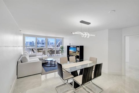 Condo in Miami, Florida, 3 bedrooms  № 1937657 - photo 13