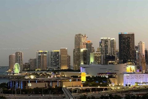 Copropriété à louer à Miami, Floride: 3 chambres, 169.73 m2 № 1937657 - photo 2