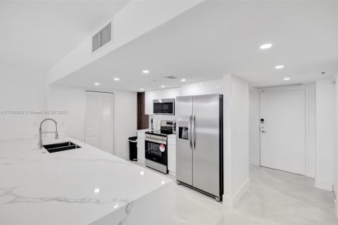 Condominio en alquiler en Miami, Florida, 3 dormitorios, 169.73 m2 № 1937657 - foto 9