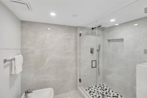 Condo in Miami, Florida, 3 bedrooms  № 1937657 - photo 27