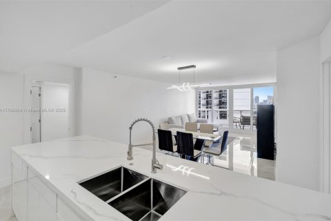 Condominio en alquiler en Miami, Florida, 3 dormitorios, 169.73 m2 № 1937657 - foto 7
