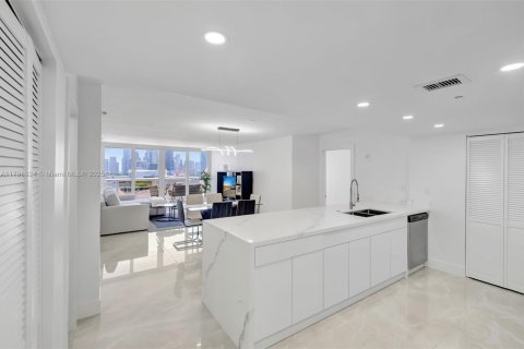 Condominio en alquiler en Miami, Florida, 3 dormitorios, 169.73 m2 № 1937657 - foto 6