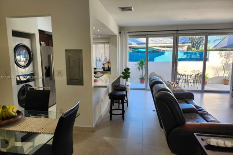 Купить таунхаус в Майами, Флорида 1 комната, 130.06м2, № 1998524 - фото 14