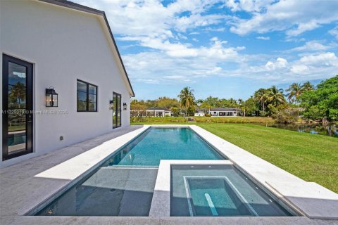 House in Pinecrest, Florida 5 bedrooms, 434.41 sq.m. № 1478841 - photo 28