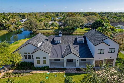 House in Pinecrest, Florida 5 bedrooms, 434.41 sq.m. № 1478841 - photo 1