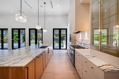 House in Pinecrest, Florida 5 bedrooms, 434.41 sq.m. № 1478841 - photo 8