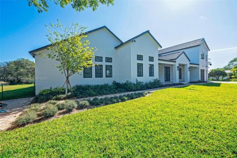 House in Pinecrest, Florida 5 bedrooms, 434.41 sq.m. № 1478841 - photo 30