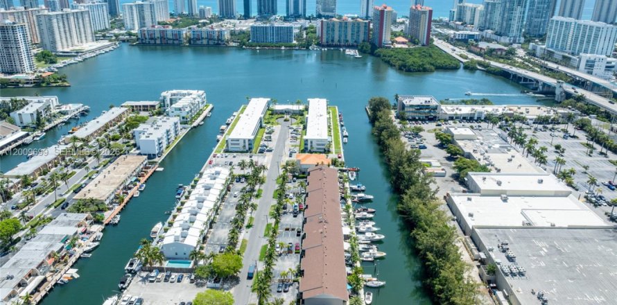 Touwnhouse à North Miami Beach, Floride 3 chambres, 179.86 m2 № 2171010