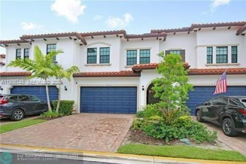 Adosado en alquiler en Pembroke Pines, Florida, 3 dormitorios, 183.48 m2 № 1993829 - foto 1