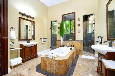House in Palmetto Bay, Florida 6 bedrooms, 385.73 sq.m. № 2035580 - photo 9