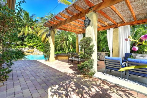 House in Palmetto Bay, Florida 6 bedrooms, 385.73 sq.m. № 2035580