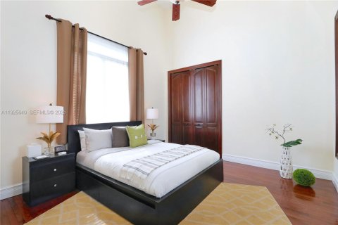 House in Palmetto Bay, Florida 6 bedrooms, 385.73 sq.m. № 2035580 - photo 12