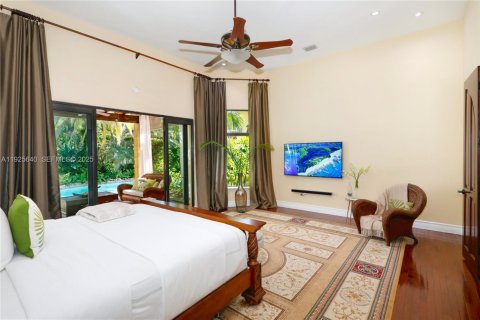 House in Palmetto Bay, Florida 6 bedrooms, 385.73 sq.m. № 2035580 - photo 8