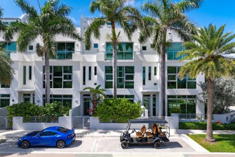 Townhouse in Pompano Beach, Florida 3 bedrooms, 263.38 sq.m. № 2083583