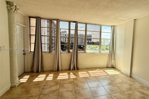 Copropriété à vendre à North Miami Beach, Floride: 1 chambre, 73.39 m2 № 2154082 - photo 2