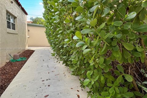 Снять в аренду виллу или дом в Майами, Флорида 2 спальни, 136.94м2, № 1990868 - фото 6