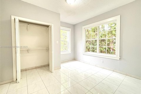 Снять в аренду виллу или дом в Майами, Флорида 2 спальни, 136.94м2, № 1990868 - фото 16