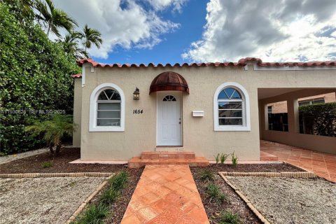 Снять в аренду виллу или дом в Майами, Флорида 2 спальни, 136.94м2, № 1990868 - фото 2