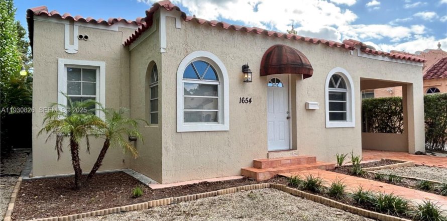 Дом в Майами, Флорида 2 спальни, 136.94м2 № 1990868