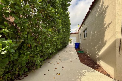 Снять в аренду виллу или дом в Майами, Флорида 2 спальни, 136.94м2, № 1990868 - фото 25