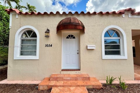 Снять в аренду виллу или дом в Майами, Флорида 2 спальни, 136.94м2, № 1990868 - фото 3