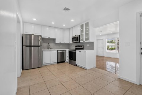 Villa ou maison à louer à Lantana, Floride: 3 chambres, 117.8 m2 № 2281830 - photo 11