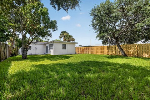 Villa ou maison à louer à Lantana, Floride: 3 chambres, 117.8 m2 № 2281830 - photo 24