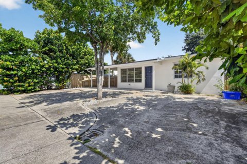 Villa ou maison à louer à Lantana, Floride: 3 chambres, 117.8 m2 № 2281830 - photo 2