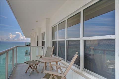 Condo in Fort Lauderdale, Florida, 2 bedrooms  № 1838663 - photo 1