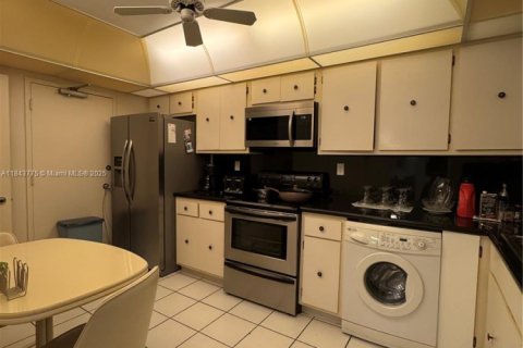 Condo in Fort Lauderdale, Florida, 2 bedrooms  № 1838663 - photo 13