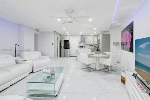 Copropriété à louer à Miami, Floride: 2 chambres, 115.94 m2 № 1728491 - photo 1