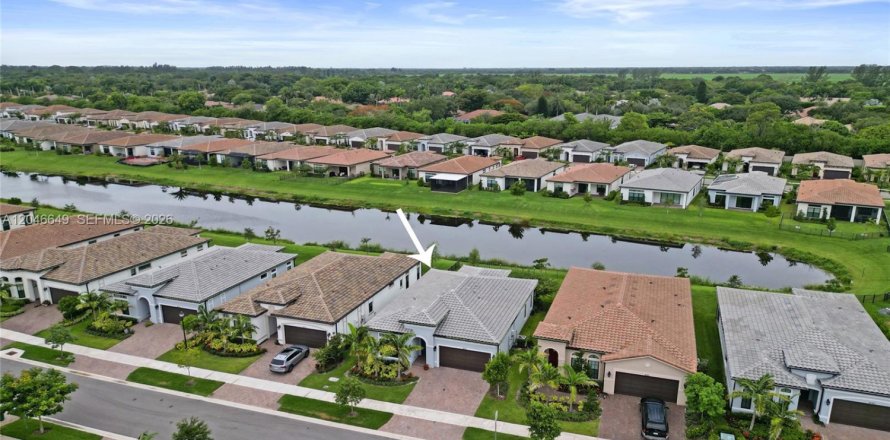 House in Parkland, Florida 3 bedrooms, 163.69 sq.m. № 2247011