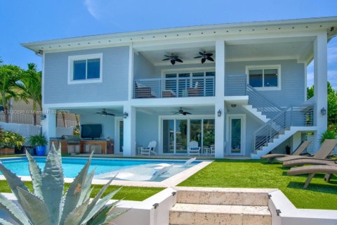 House in Islamorada, Village of Islands, Florida 4 bedrooms № 1705412 - photo 1