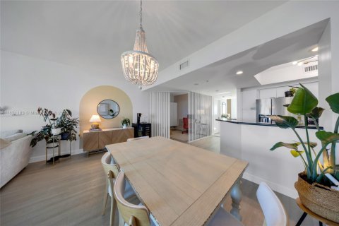 Condo in North Miami, Florida, 2 bedrooms  № 1799029 - photo 6