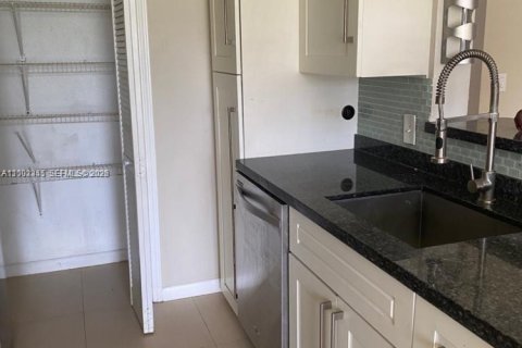 Copropriété à louer à Oakland Park, Floride: 2 chambres, 116.69 m2 № 2170334 - photo 5