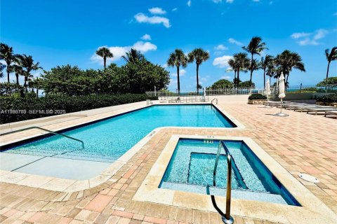 Copropriété à vendre à Surfside, Floride: 2 chambres, 139.35 m2 № 1991741 - photo 21