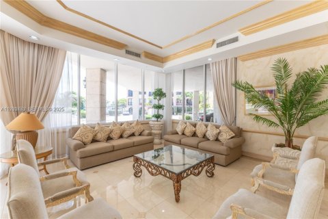 Copropriété à vendre à Surfside, Floride: 2 chambres, 139.35 m2 № 1991741 - photo 29